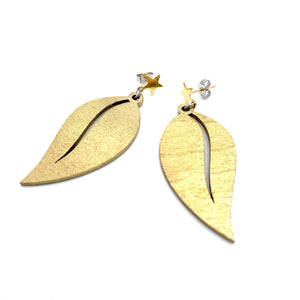 Elegant pair of golden dangle earrings with a golden wooden leaf. - GiftShop.lu