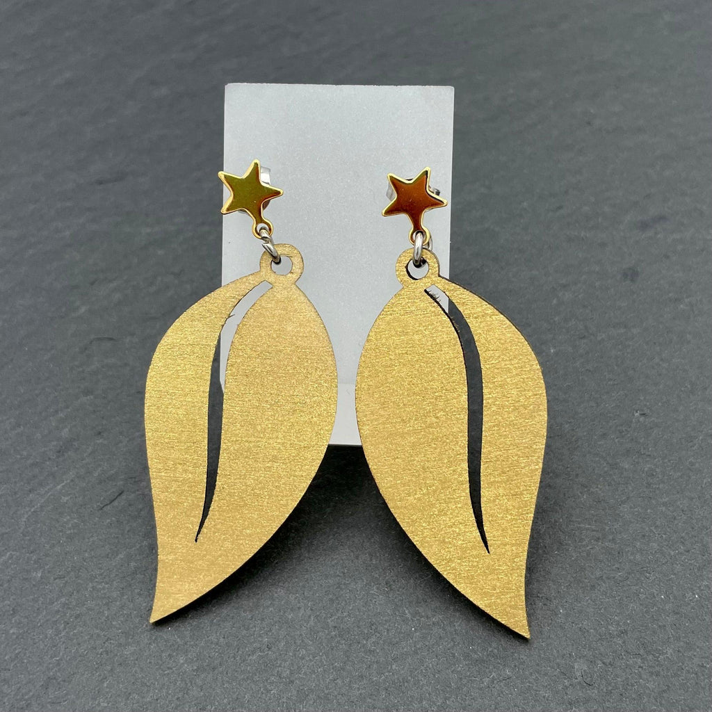 Elegant pair of golden dangle earrings with a golden wooden leaf. - GiftShop.lu