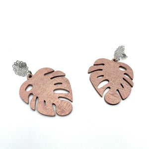 Elegant pair of rose golden dangle earrings with a rose golden wooden leaf. - GiftShop.lu