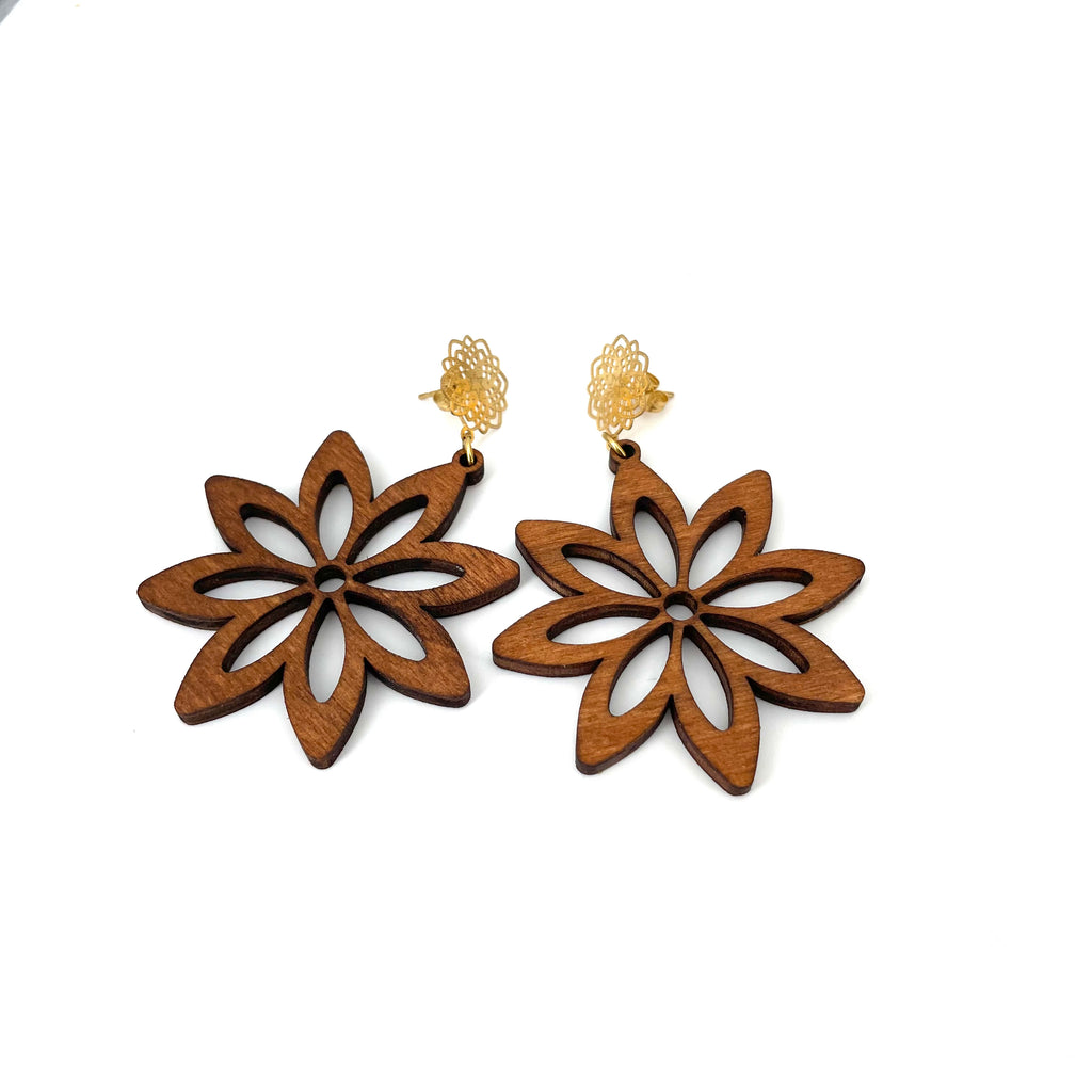 Elegantes Paar baumelnde Blumenohrringe aus Holz